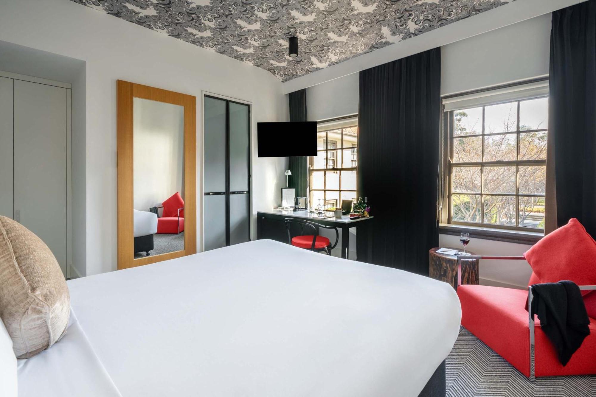 Standard Queen Room with Bathtub